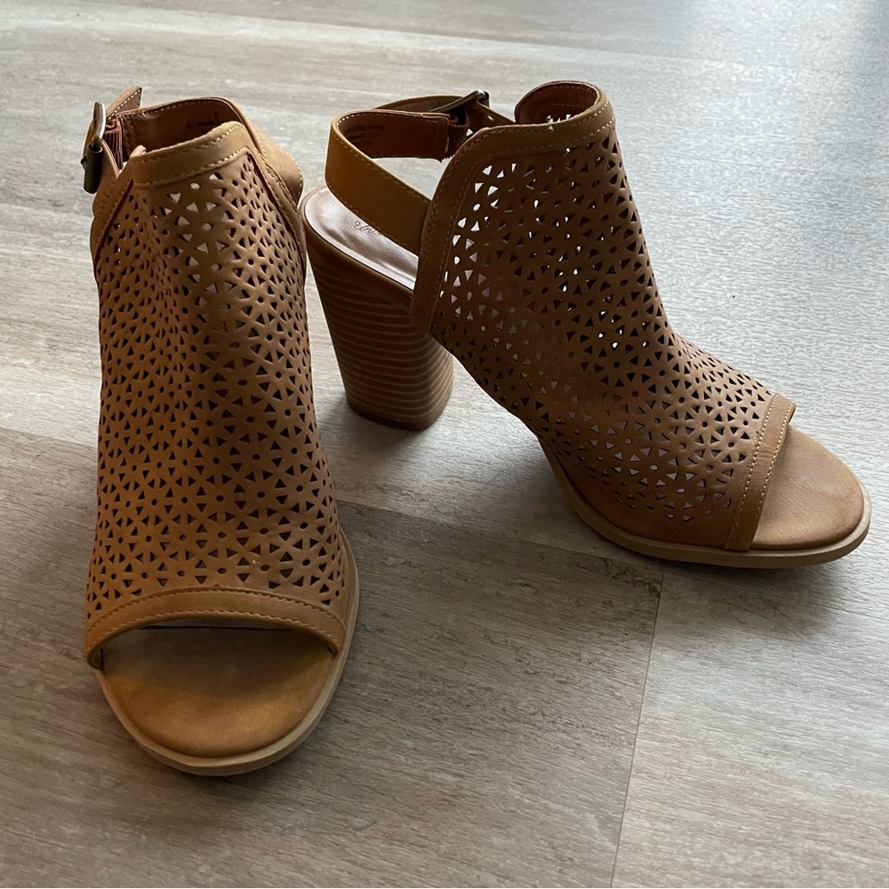 Open toe block heel sandal.